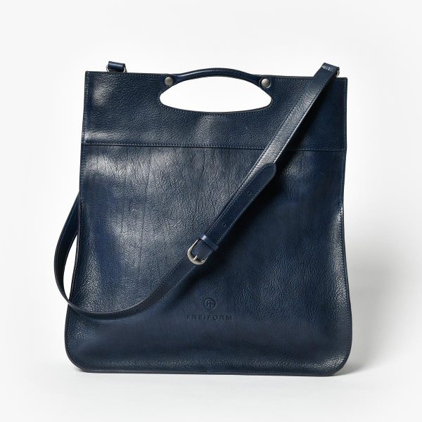 FIFTY Tasche in Blau mit puristischem, zeitlosem Design. Die Tasche ist sowohl Handtasche, Umhängetasche und crossbody Tasche. Handgefertigt aus pflanzlich gegerbtem Rindsleder.