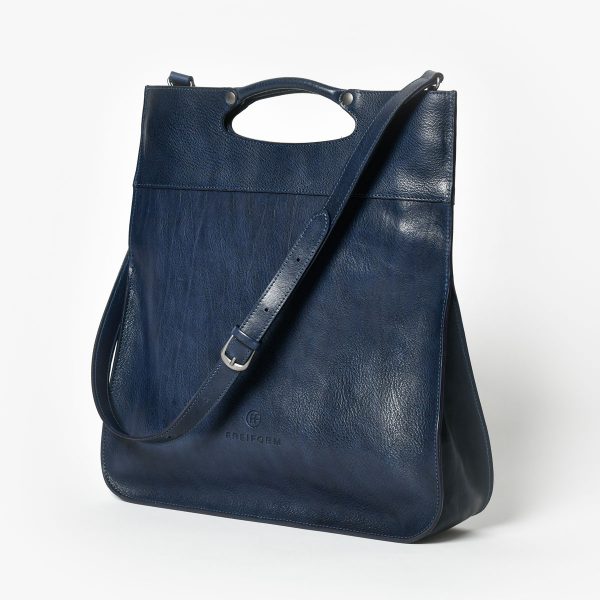 FIFTY Tasche in Blau mit puristischem, zeitlosem Design. Die Tasche ist sowohl Handtasche, Umhängetasche und crossbody Tasche. Handgefertigt aus pflanzlich gegerbtem Rindsleder.