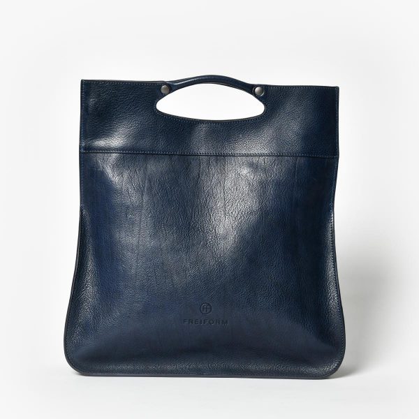 FIFTY Tasche in Blau mit puristischem, zeitlosem Design. Die Tasche ist sowohl Handtasche, Umhängetasche und crossbody Tasche. Handgefertigt aus pflanzlich gegerbtem Rindsleder.