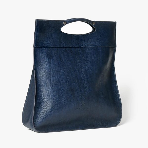 FIFTY Tasche in Blau mit puristischem, zeitlosem Design. Die Tasche ist sowohl Handtasche, Umhängetasche und crossbody Tasche. Handgefertigt aus pflanzlich gegerbtem Rindsleder.